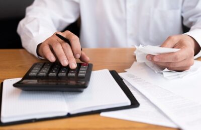 Deudores del CAE: qué arriesgan hoy quienes caen en incumplimiento y qué opciones tienen para regularizarse